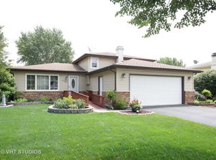 625 Renee Dr, South Elgin, IL 60177