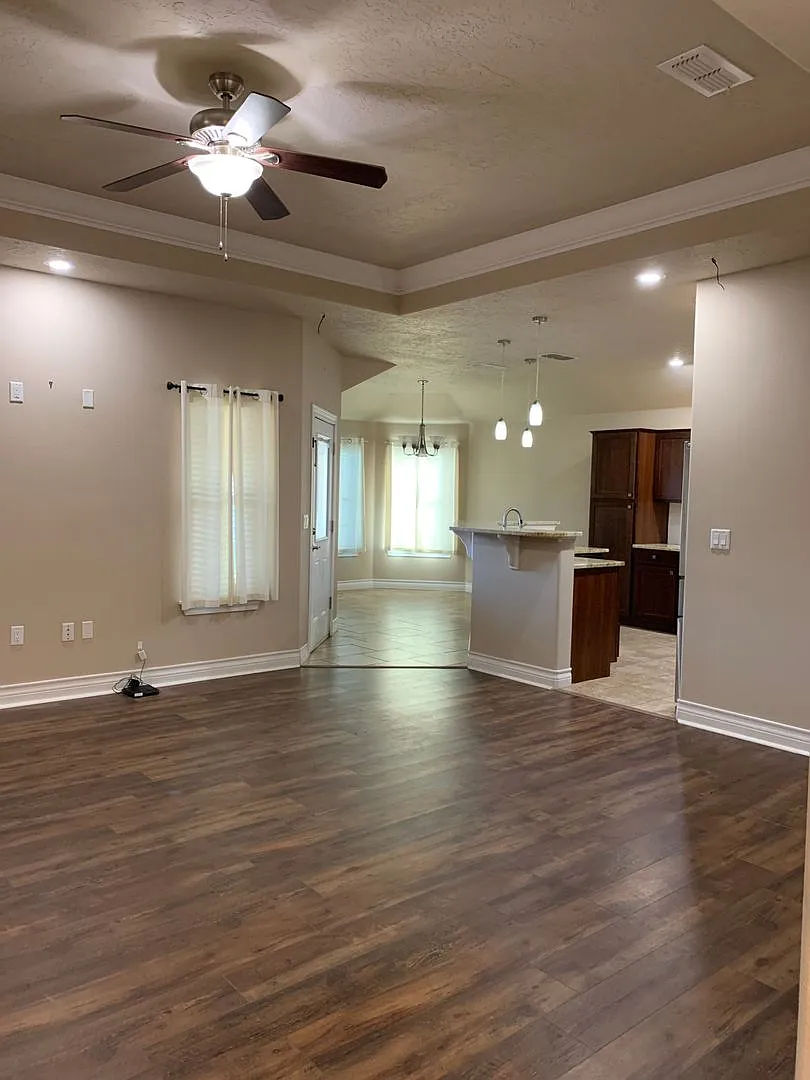Building Photo - 116 Mariposa Dr