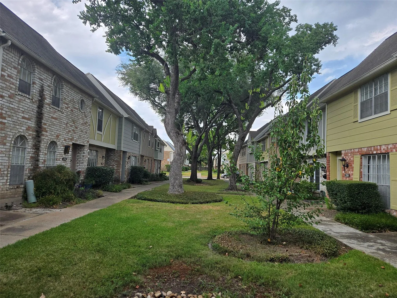 2 bed, 1.5 bath, 1269 sqft, $1,600 — Photo 3