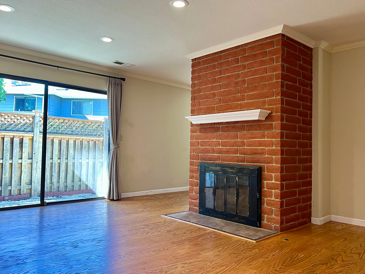 3 bed, 2.5 bath, 1659 sqft, $4,700 — Photo 2