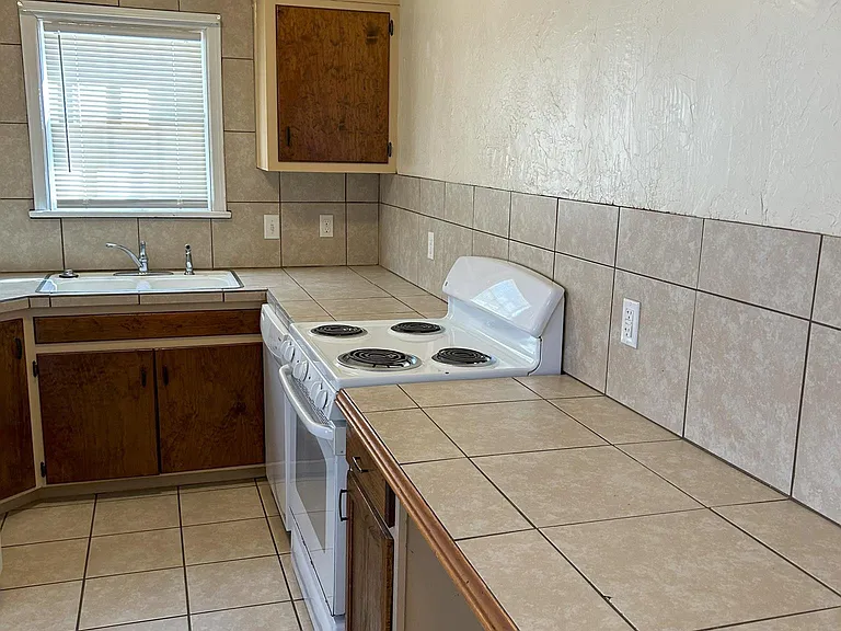 917 Ross St — Photo 4