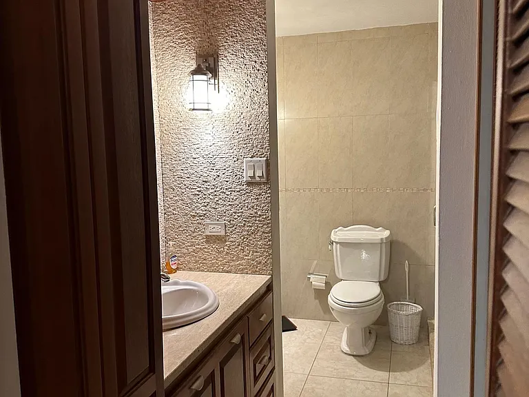 Master bathroom (full)