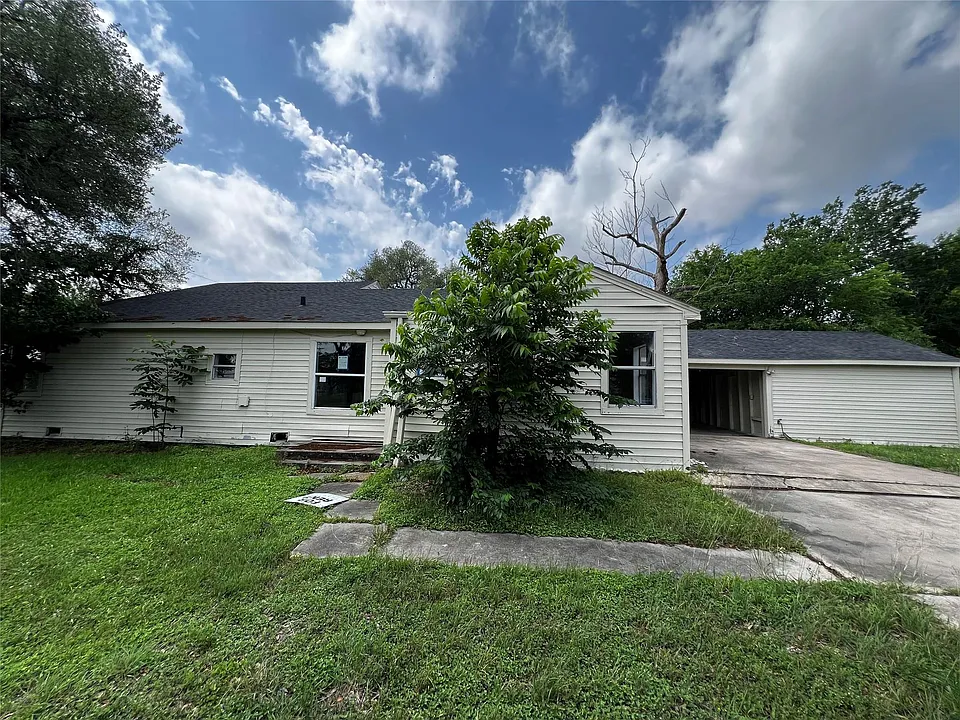 1805 E North St
