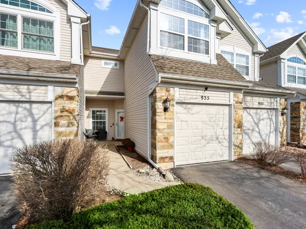 935 Viewpoint Dr, Lake In The Hills, IL 60156