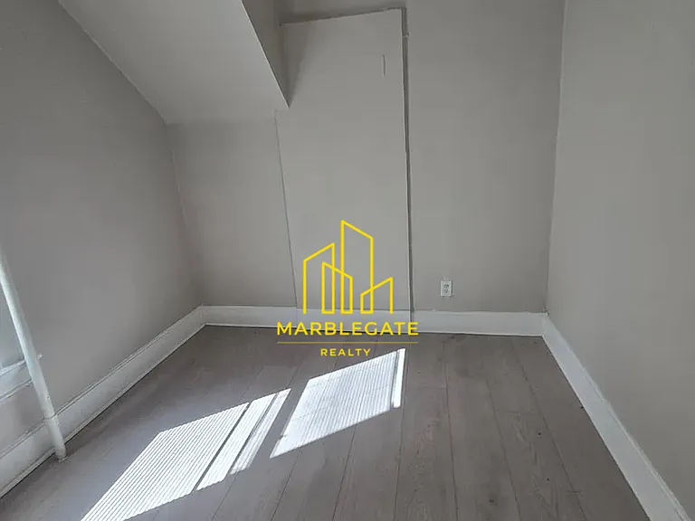 240 William St #11 — Photo 3