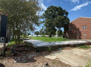 2120 Pakenham Dr, Chalmette, LA 70043