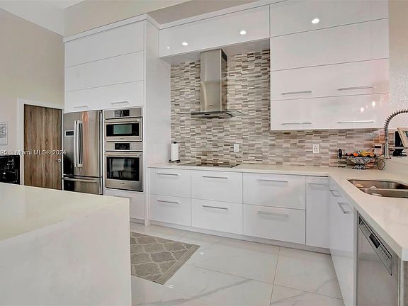 3rd image of 3030 Lakewood Dr #0