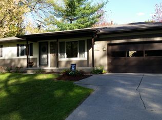 8687 Country Club Dr, Pinckney, MI