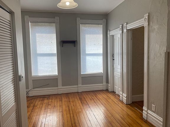 5th image of 1046 N Wood St APT 2R