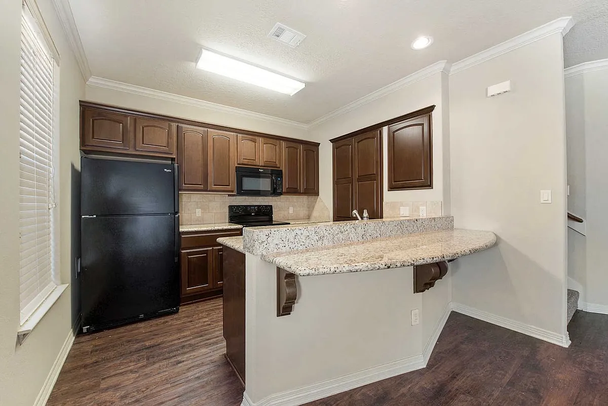Building Photo - 526 Forest Dr