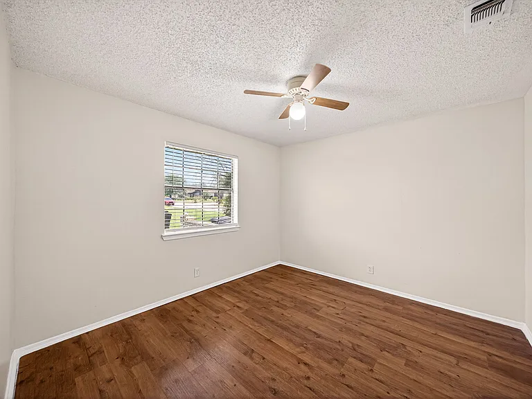 208 Bexar Dr — Photo 21