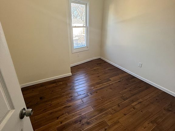 5th image of 826 S 15th St #Right3