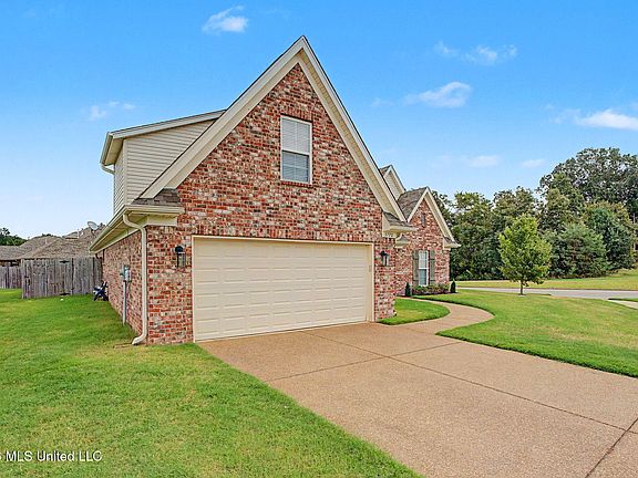 4th image of 3770 Hawthorn Dr