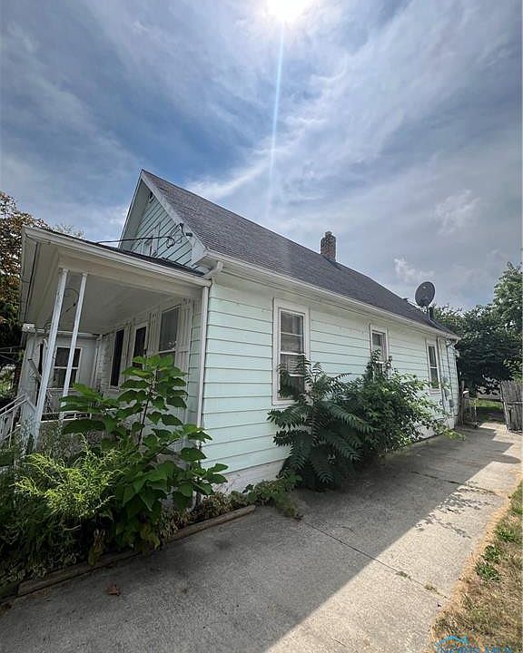 2nd image of 3211 Maple St