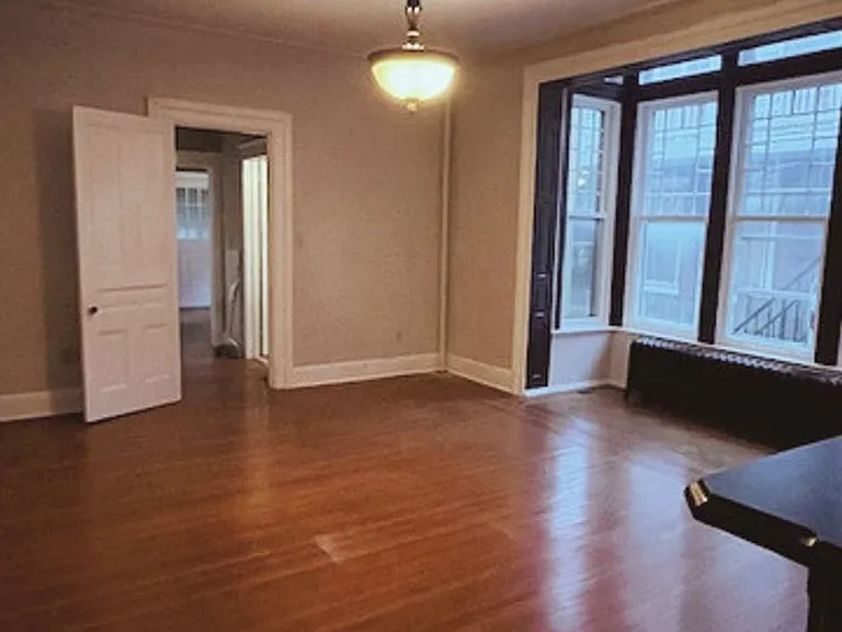 327 E Market St — Photo 3