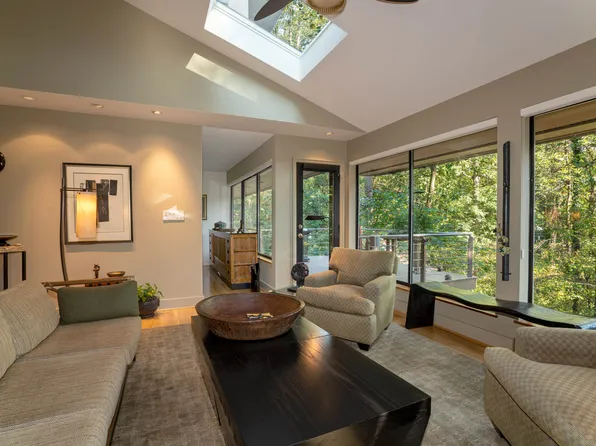 528 Dogwood Dr, Chapel Hill, NC 27516