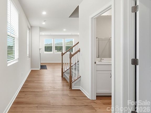 5th image of 2805 Westmont Dr