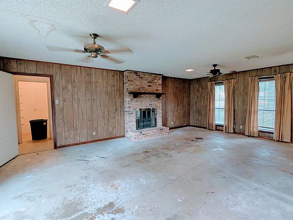 4th image of 203 Eisenhower Dr