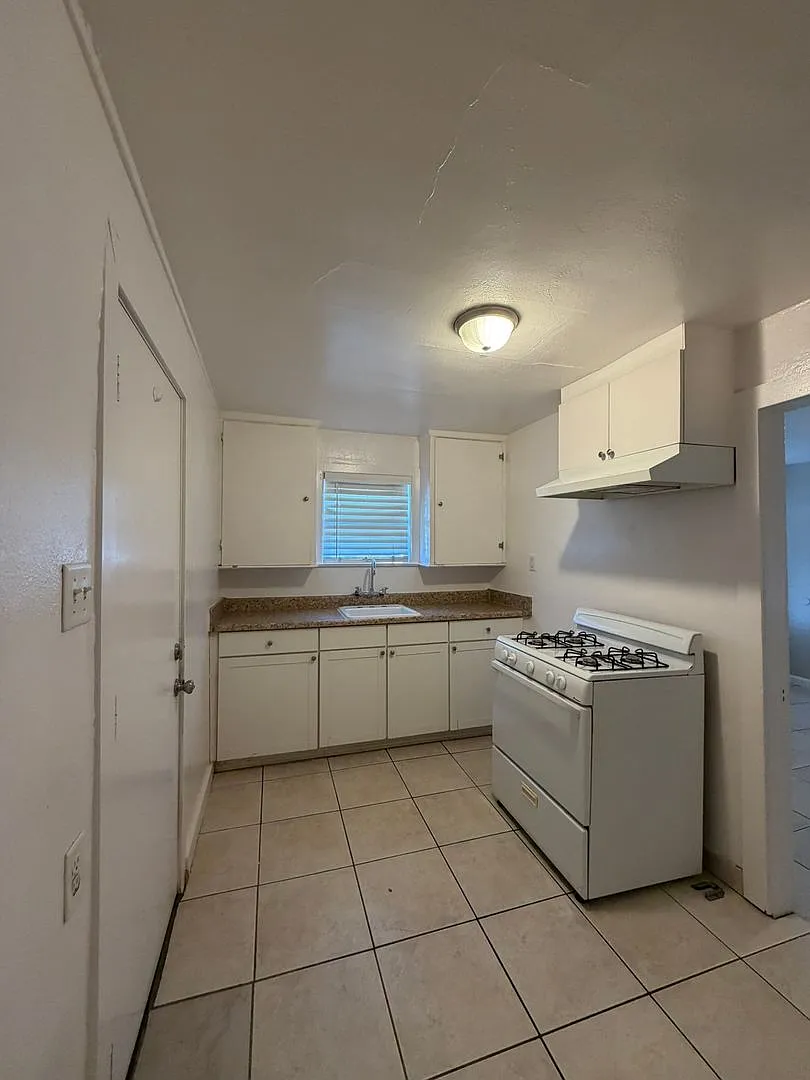 741 E. Mariposa 1 Bedroom 1 Bathroom Duplex Tulare — Photo 2