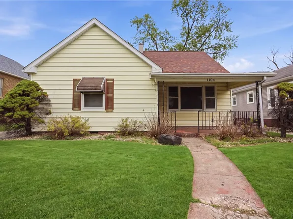 1104 S 17th St, Mattoon, IL 61938