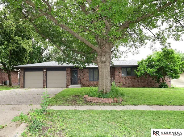 2111 S Canterbury Ln, Lincoln, NE 68512