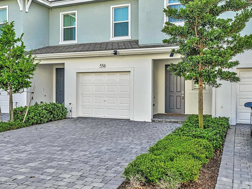 3 bed, 2.5 bath, 1831 sqft, $3,700 — Photo 3