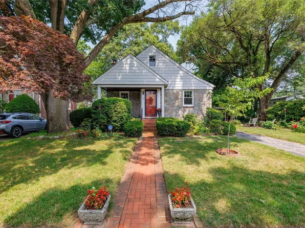 10 Mayfair Court, Freeport, NY 11520