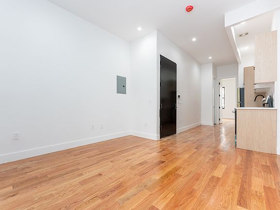 4th image of 218 Montrose Ave APT 1