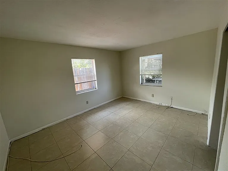 1148 W 28th St #2 — Photo 13