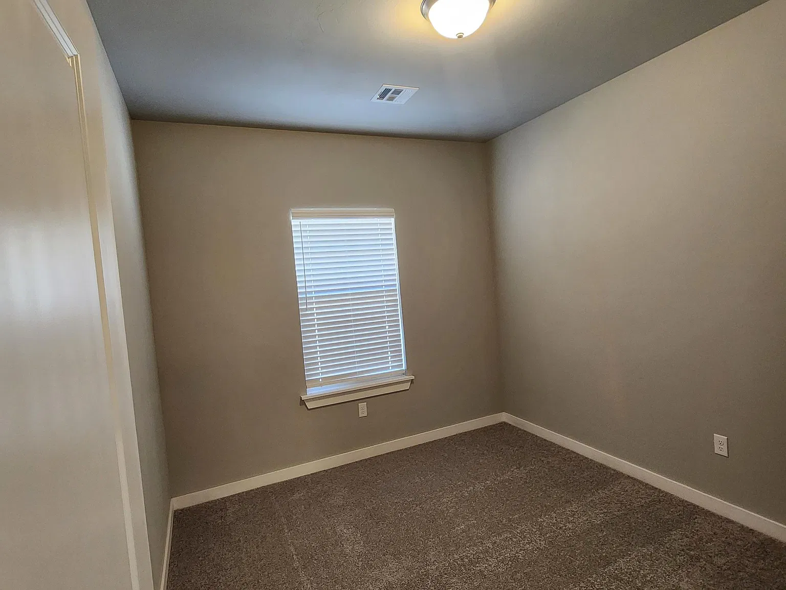 12960 Huntington Dr — Photo 4