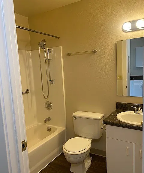 The Colonial — Photo 14