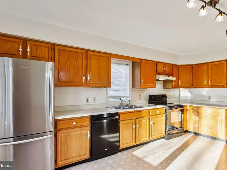 1232 Lakeview Dr — Photo 8
