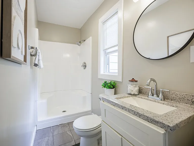 1146 S Plymouth Ave — Photo 2