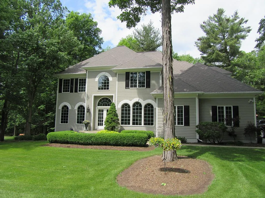 15 Woodland Way photo 1