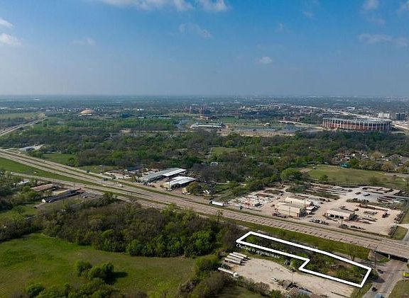 3rd image of 914 Highway 77 Dr