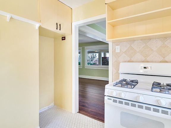 4th image of 606 E Cypress Cir