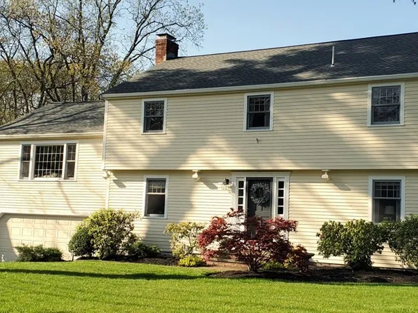 18 Candlewood Dr, Topsfield, MA 01983