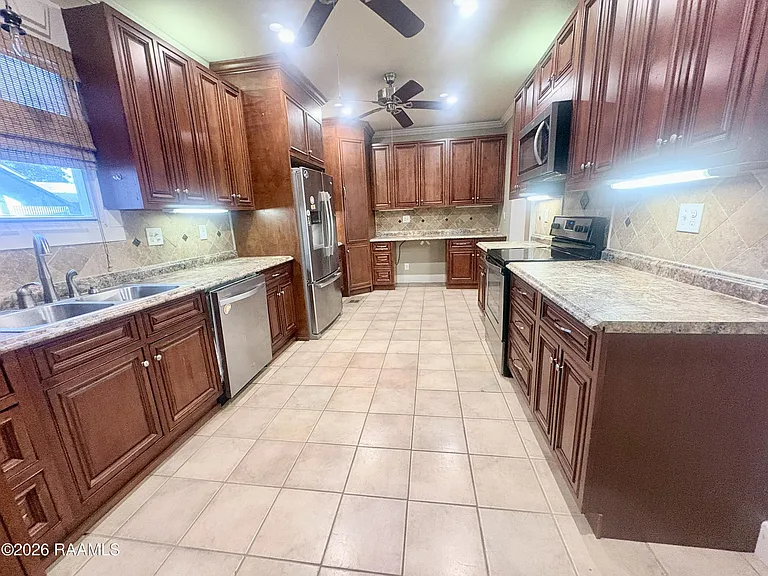150 Clark Ct — Photo 6