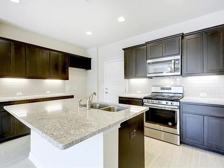13800 Lyndhurst St #304 — Photo 11