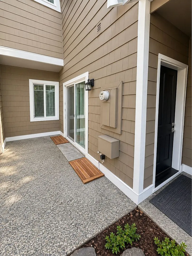 2bd/2.5ba Kirkland Townhome — Photo 3
