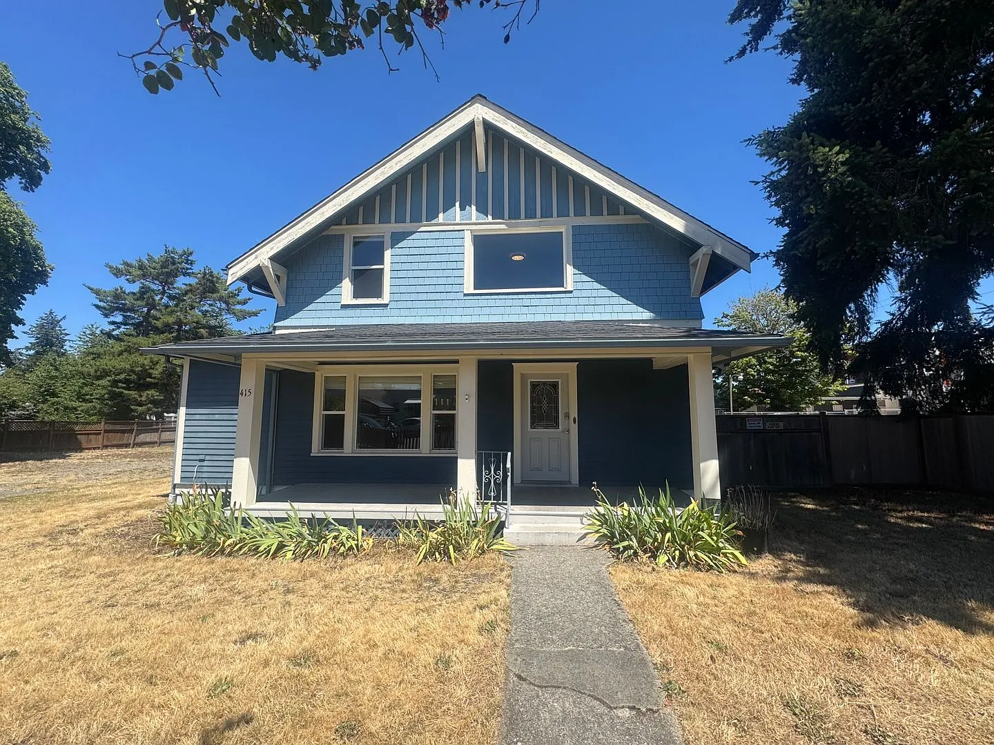 Huge 4 bedroom -A stones throw to PLU! — Photo 2