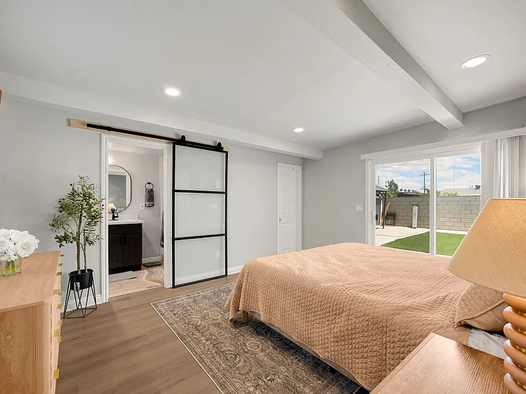 1048 N Hermosa Dr — Photo 15