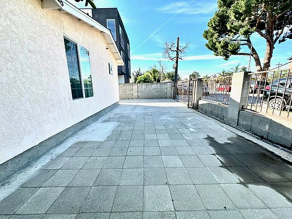3rd image of 6636 Camellia Ave #1