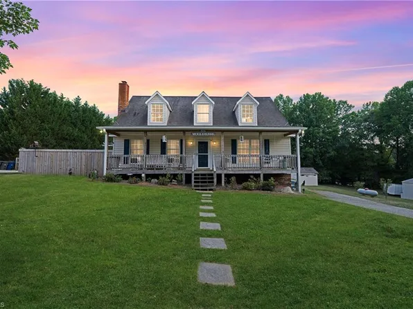 4950 Oak Garden Dr, Kernersville, NC 27284