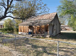 305 W Dignowity St, Del Rio, TX 78840