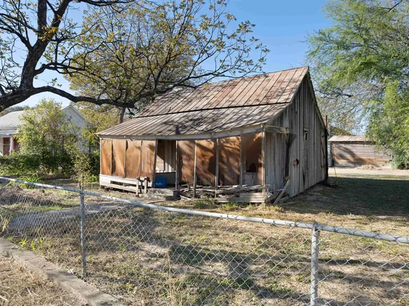 305 W Dignowity St, Del Rio, TX 78840