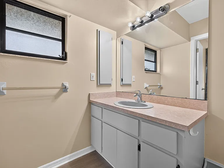 718 SW 35th Ter — Photo 3