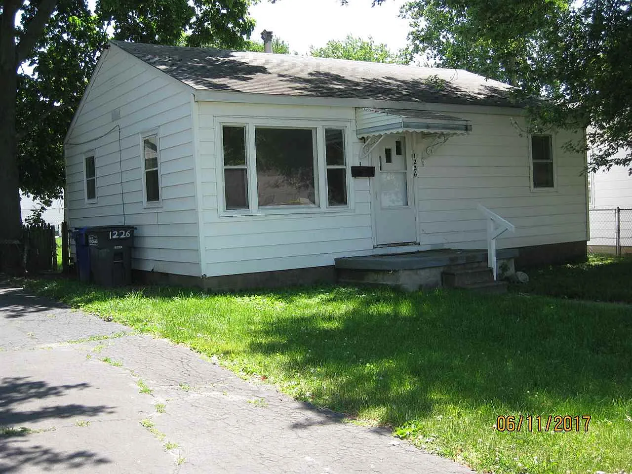 1226 Burke St photo 1