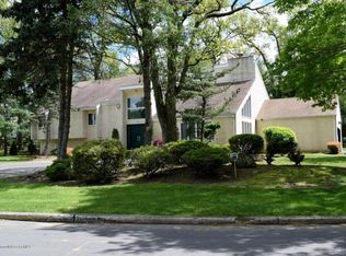 20 Old Farm Rd, Oakhurst, NJ 07755