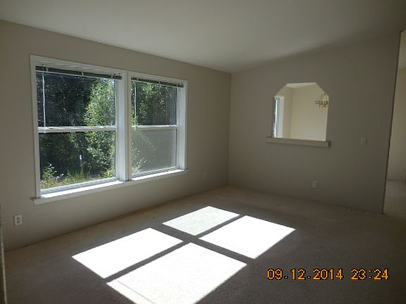 4th image of 10 NE Evergreen Dr